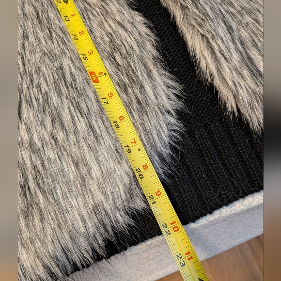 Ariat Emma Black Grey Fur Vest Cardigan Size M - Picture 7 of 7